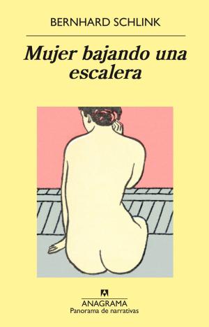 MUJER BAJANDO UNA ESCALERA